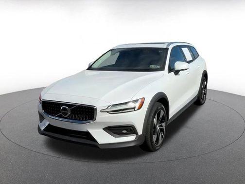 2025 Volvo V60 Cross Country B5 Plus