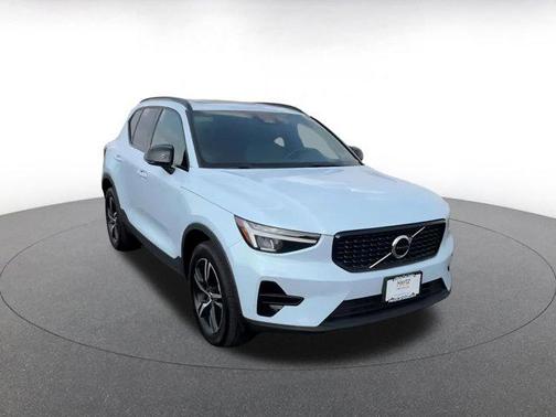 2024 Volvo XC40 CORE