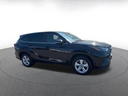 Midnight Black Metallic 2025 Toyota Highlander LE