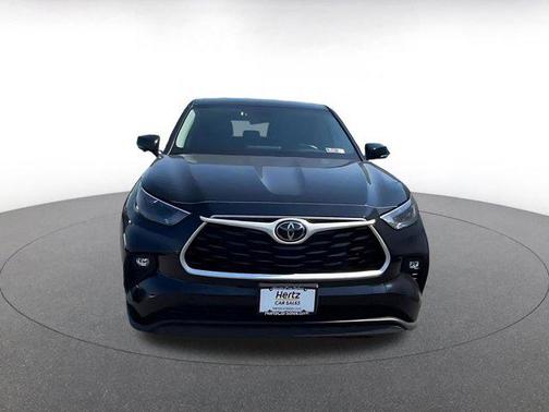 Midnight Black Metallic 2025 Toyota Highlander LE