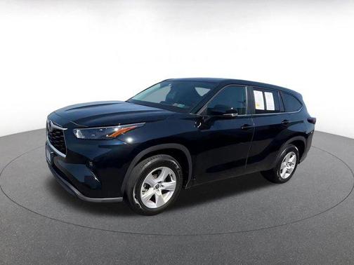 Midnight Black Metallic 2025 Toyota Highlander LE