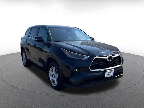 Midnight Black Metallic 2025 Toyota Highlander LE