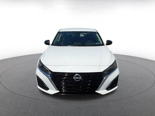 Glacier White 2025 Nissan Altima SV FWD