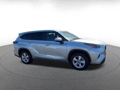 Celestial Silver Metallic 2025 Toyota Highlander LE