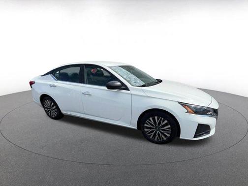 Glacier White 2025 Nissan Altima SV FWD