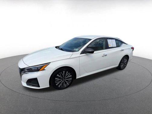 Glacier White 2025 Nissan Altima SV FWD