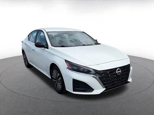 Glacier White 2025 Nissan Altima SV FWD