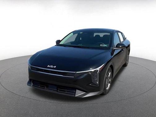 Aurora Black Pearl 2025 Kia K4 LXS