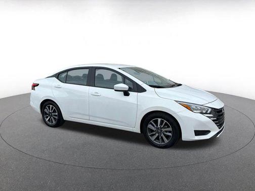 Aspen White Tricoat 2025 Nissan Versa 1.6 SV