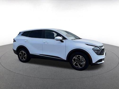Glacial White Pearl 2025 Kia Sportage LX