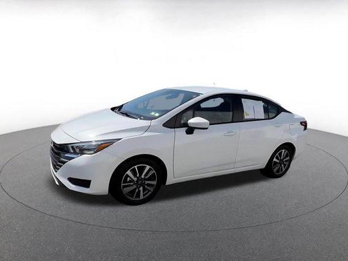 Aspen White Tricoat 2025 Nissan Versa 1.6 SV