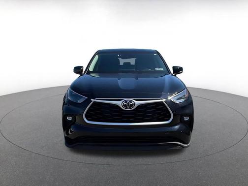 Midnight Black Metallic 2025 Toyota Highlander LE