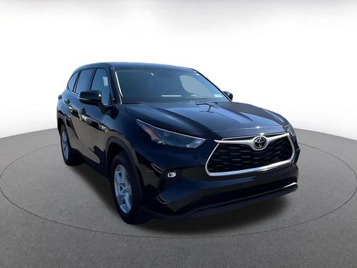 Midnight Black Metallic 2025 Toyota Highlander LE