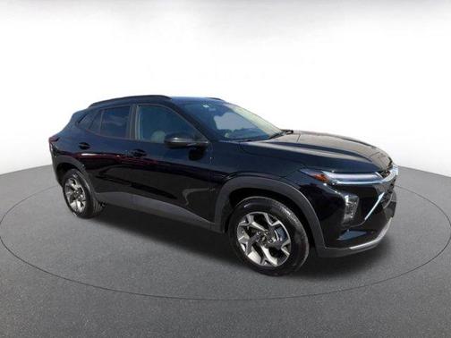 Mosaic Black Metallic 2025 Chevrolet Trax LT