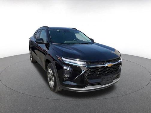 Mosaic Black Metallic 2025 Chevrolet Trax LT