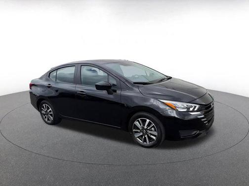 Super Black 2025 Nissan Versa 1.6 SV