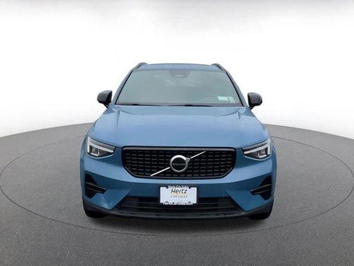 2024 Volvo XC40 CORE