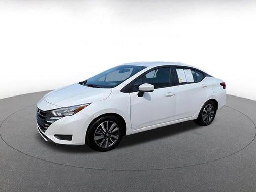 Aspen White Tricoat 2025 Nissan Versa 1.6 SV