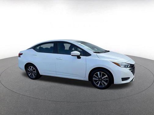 Aspen White Tricoat 2025 Nissan Versa 1.6 SV