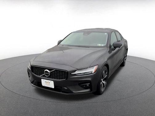 2024 Volvo S60 B5 Core Dark Theme