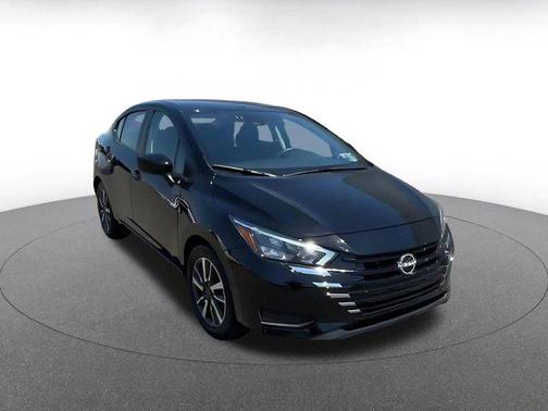 Super Black 2025 Nissan Versa 1.6 SV