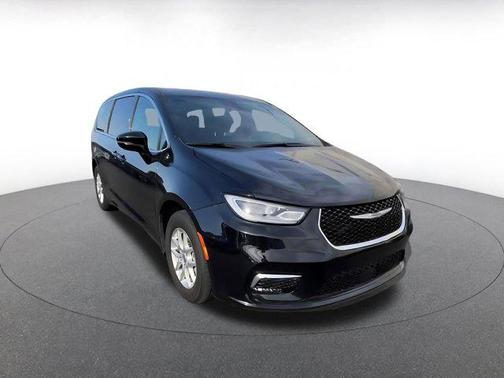 Diamond Black Crystal Pearlcoat 2025 Chrysler Pacifica L