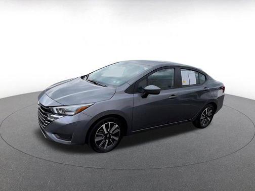 Gun Metallic 2025 Nissan Versa 1.6 SV