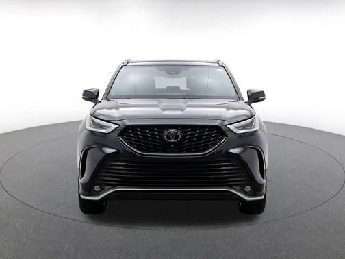 Midnight Black Metallic 2025 Toyota Highlander XSE