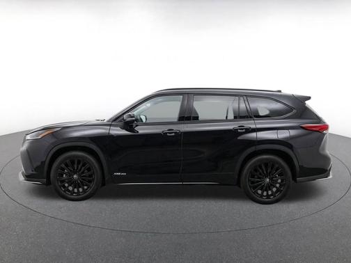 Midnight Black Metallic 2025 Toyota Highlander XSE