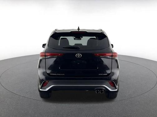 Midnight Black Metallic 2025 Toyota Highlander XSE