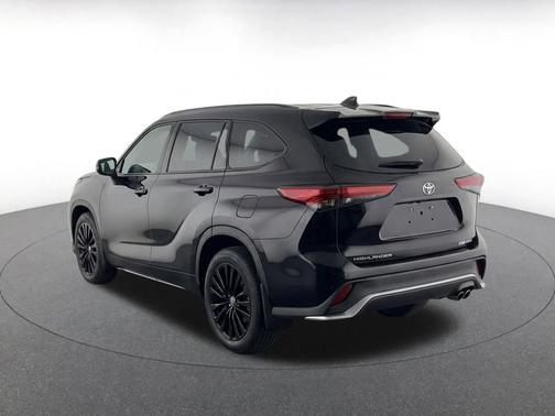 Midnight Black Metallic 2025 Toyota Highlander XSE