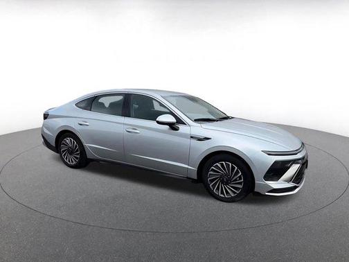 Aero Silver 2025 Hyundai SONATA Hybrid SE