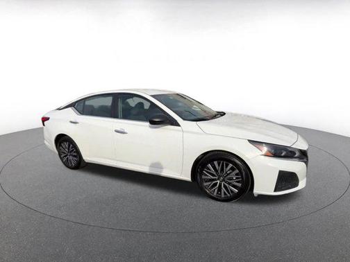 Glacier White 2025 Nissan Altima SV FWD