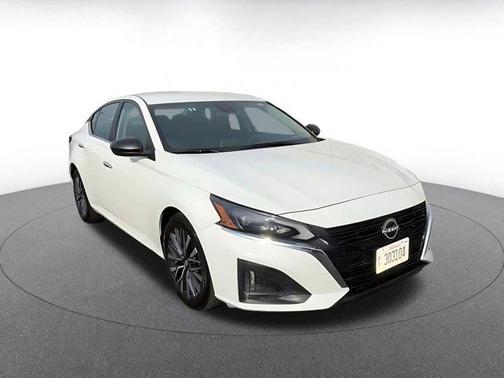 Glacier White 2025 Nissan Altima SV FWD