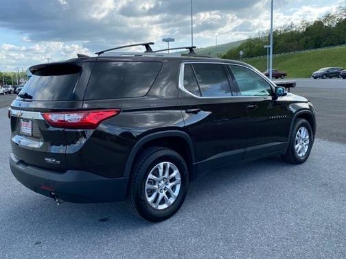 Photo 5 of 34 of 2018 Chevrolet Traverse LT Cloth