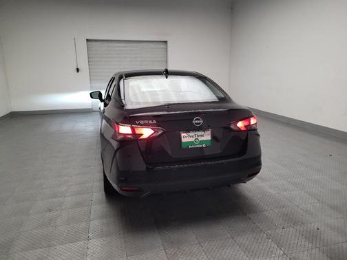 Super Black 2025 Nissan Versa 1.6 SV