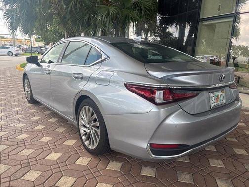 2022 Lexus ES 300h Ultra Luxury