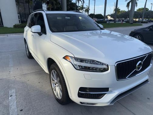 2017 Volvo XC90 T6 Momentum