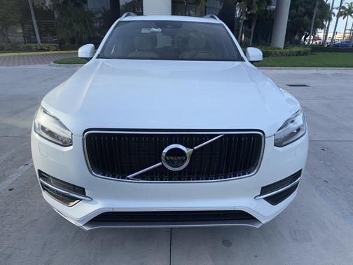 2017 Volvo XC90 T6 Momentum