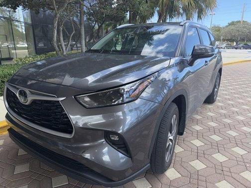 Gray 2023 Toyota Highlander L