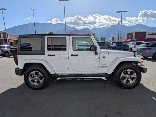 Bright White Clearcoat 2017 Jeep Wrangler Unlimited Sahara