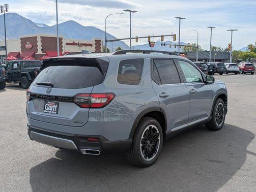 Sonic Gray Pearl 2026 Honda Pilot Touring 8-Passenger