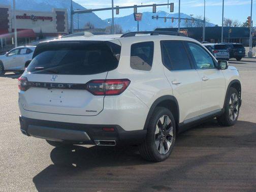 Platinum White Pearl 2026 Honda Pilot Touring 8-Passenger
