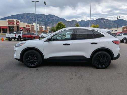 Oxford White 2022 Ford Escape SE