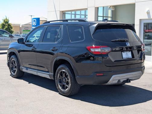Crystal Black Pearl 2025 Honda Pilot TrailSport