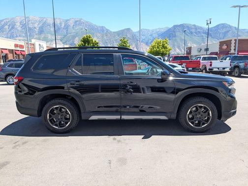 Crystal Black Pearl 2025 Honda Pilot TrailSport