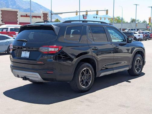 Crystal Black Pearl 2025 Honda Pilot TrailSport