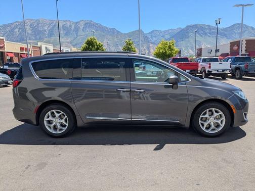 Granite Crystal Metallic Clearcoat 2017 Chrysler Pacifica Touring-L