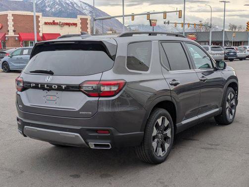 Modern Steel Metallic 2026 Honda Pilot Touring 8-Passenger