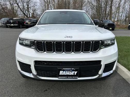 2022 Jeep Grand Cherokee L Laredo 4x4